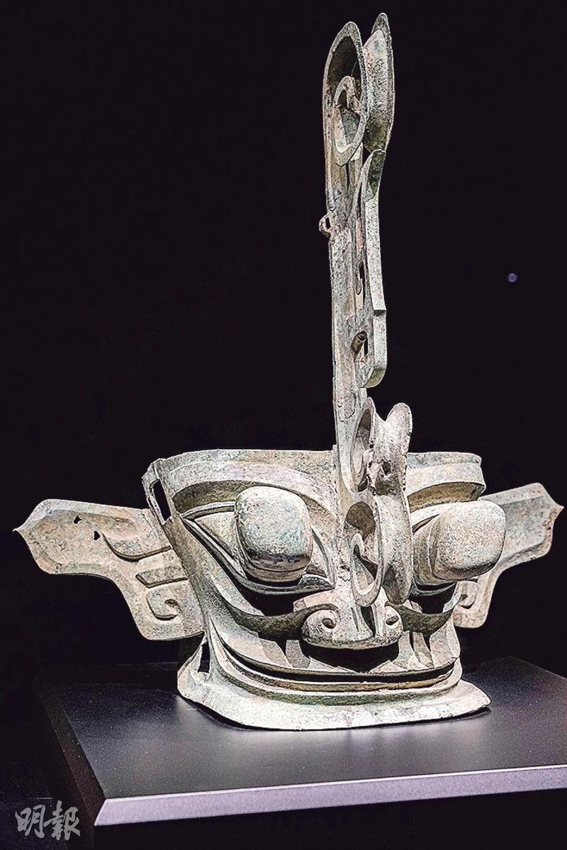 「縱目面具」為較早期1986年出土於三星堆遺址2號坑的文物，其物料為青銅，公元前1300至1100年製造。（馮凱鍵攝）