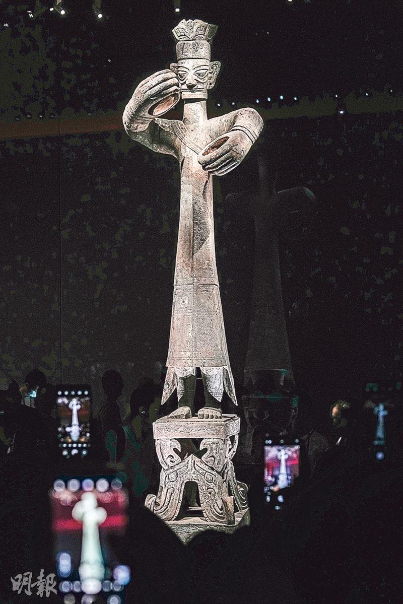 「商青銅立人像」為三星堆博物館「鎮館之寶」，高260.8厘米，不會對外借出。其整體形象典重莊嚴，似乎展現的是一個具有通天異稟、神威赫赫的大人物正在作法的形象，其站立的方台，可理解為作法的道場，即神壇或神山。（馮凱鍵攝）
