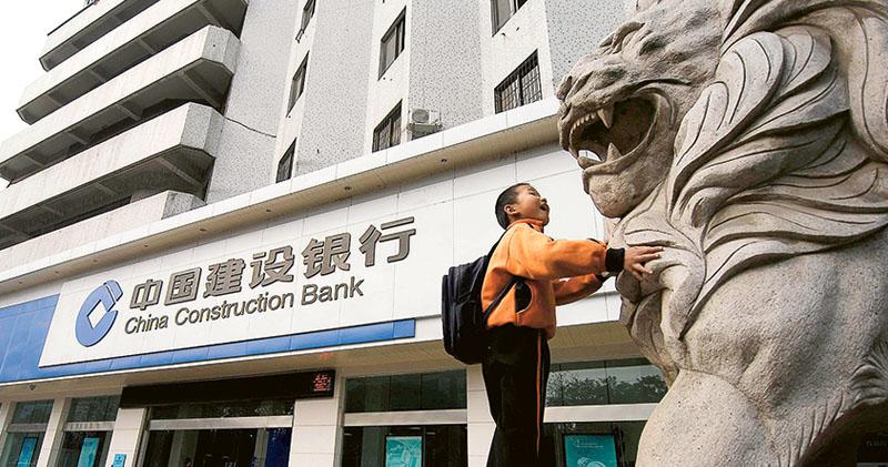建行半年多賺逾3%至1673億 撥備前盈利降 利息淨收入跌1.7%
