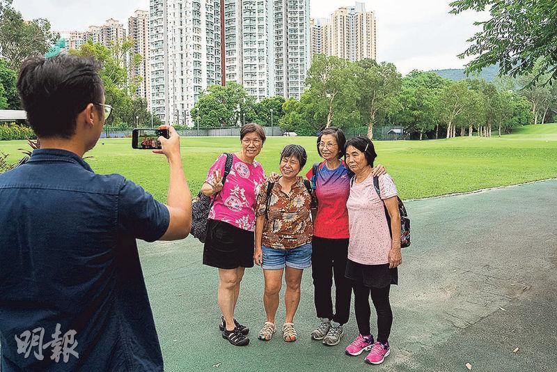 住在市區的60歲李女士（左二）表示，從新聞得知高球場部分用地將收回，故與3名朋友結伴參觀，並在行走夜行徑前請工作人員為她們拍照留念。（朱安妮攝）