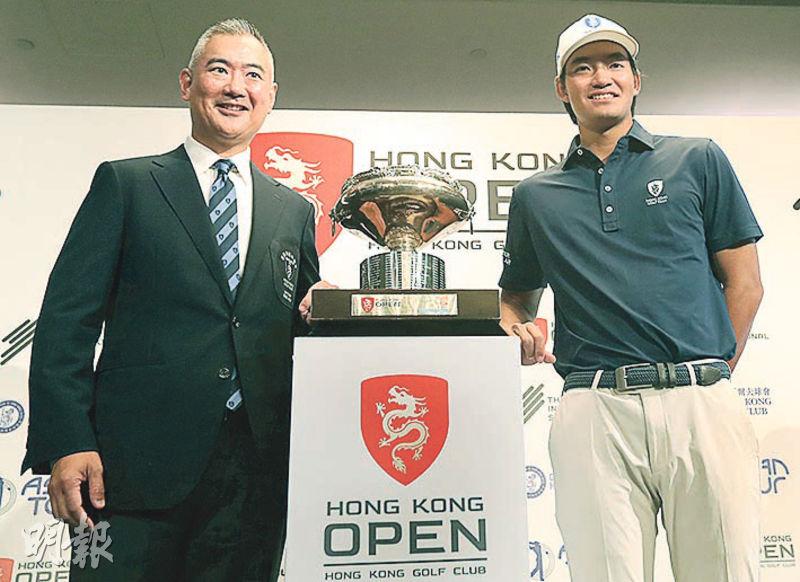 哥爾夫球會會長郭永亮（左）稱，很可能明年繼續舉辦香港高爾夫球公開賽，期望未來本港有其他國際巡迴賽。右為本地球手許龍一。（李紹昌攝）