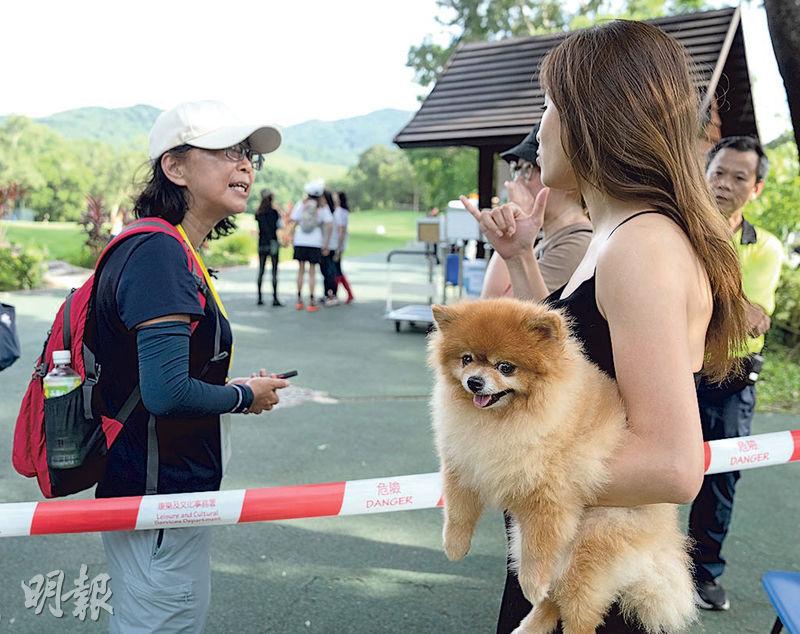 部分粉嶺高爾夫球場改成公園，但因超強颱風「蘇拉」上周襲港延期開放，今起先開放，噚日有人帶同愛犬到訪，先得知未能內進。（朱安妮攝）