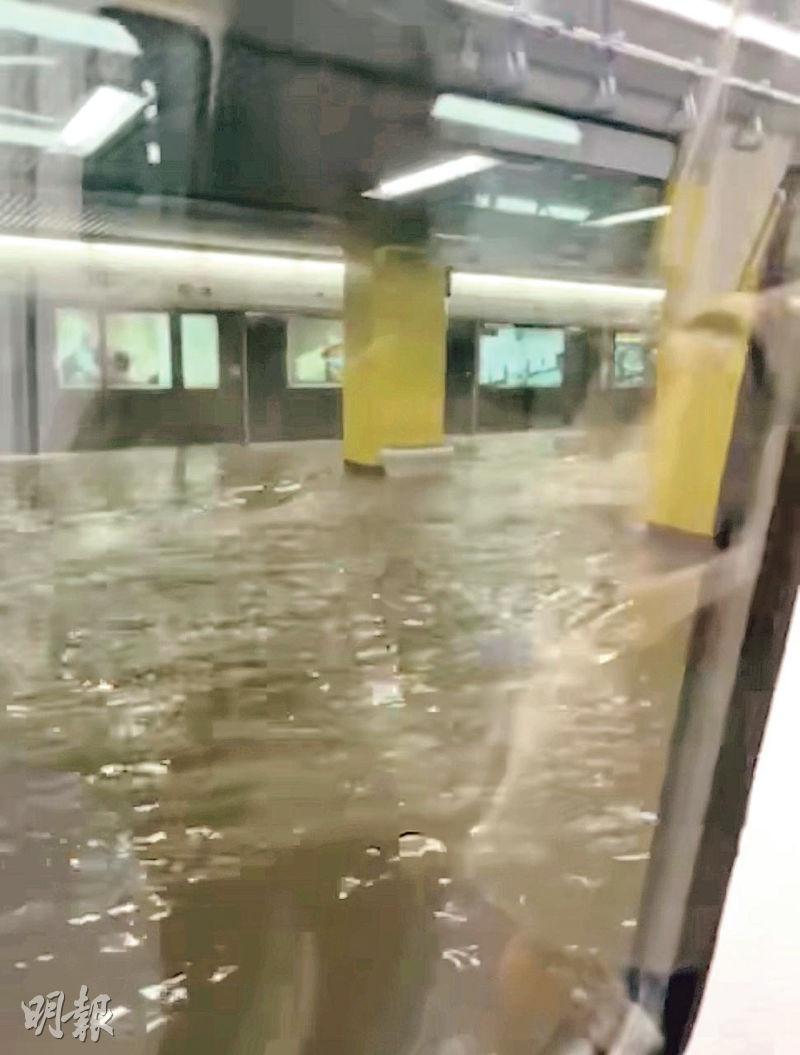 黃大仙港鐵站午夜因水浸封站，網上片段可見，大量雨水湧入黃大仙站月台。（網上片段截圖）