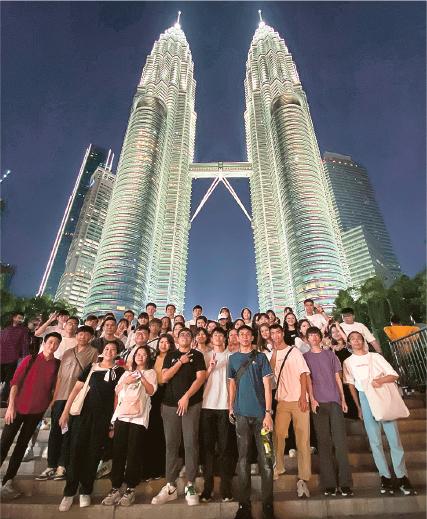 恒生大學學生同大馬嘅大學生喺吉隆坡雙子塔前留影。（恒生大學提供）