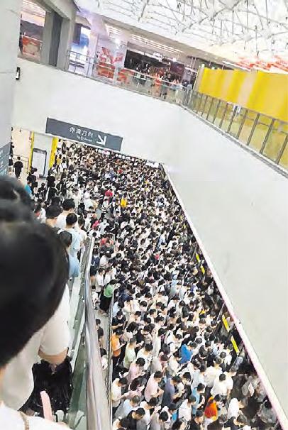 深圳昨只有羅湖區宣布停工，其他地區地鐵站昨晨擠滿上班族。（網上圖片）