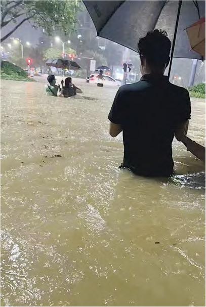 深圳昨凌晨多處水浸，部分街道水深及腰。（網上圖片）