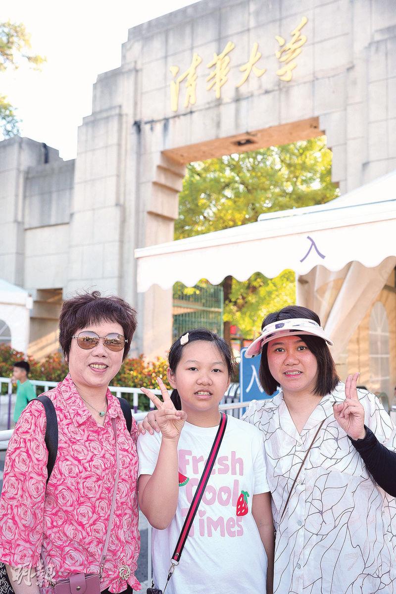 參加北京五天旅行團、來自廣東的何女士（右）表示，每人團費5000多人民幣，何女士與女兒（中）及媽媽（左）每人再加650人民幣，上月底獲導遊多安排到包括清華大學、北京大學的校門外打卡。（鄧佾文攝）