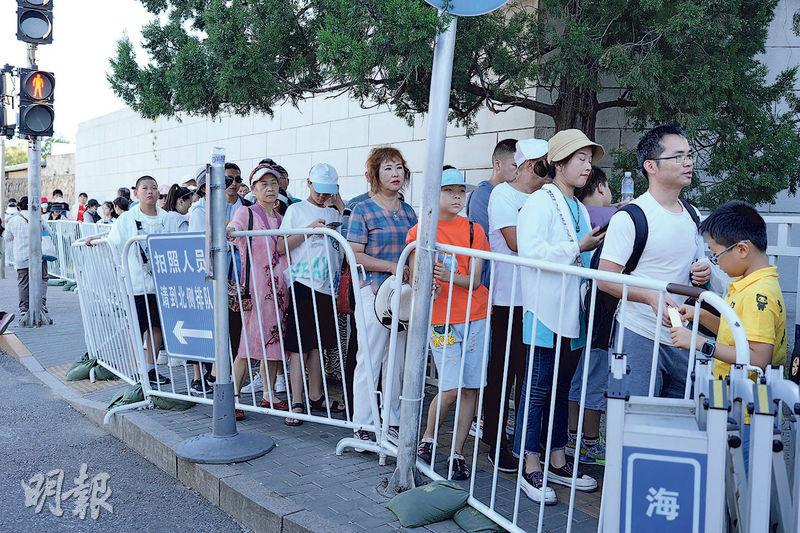 在北京清華大學西門外，排隊拍照人龍人龍綿延不斷，部分遊客向記者稱，排隊大半小時才可拍照幾分鐘。（鄧佾文攝）
