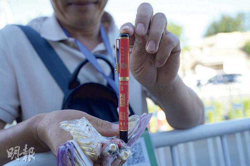 有推車子的小販在清華大學校園外向排隊拍照的遊客兜售紀念品，包括北京大學原子筆，25人民幣一支。（鄧佾文攝）