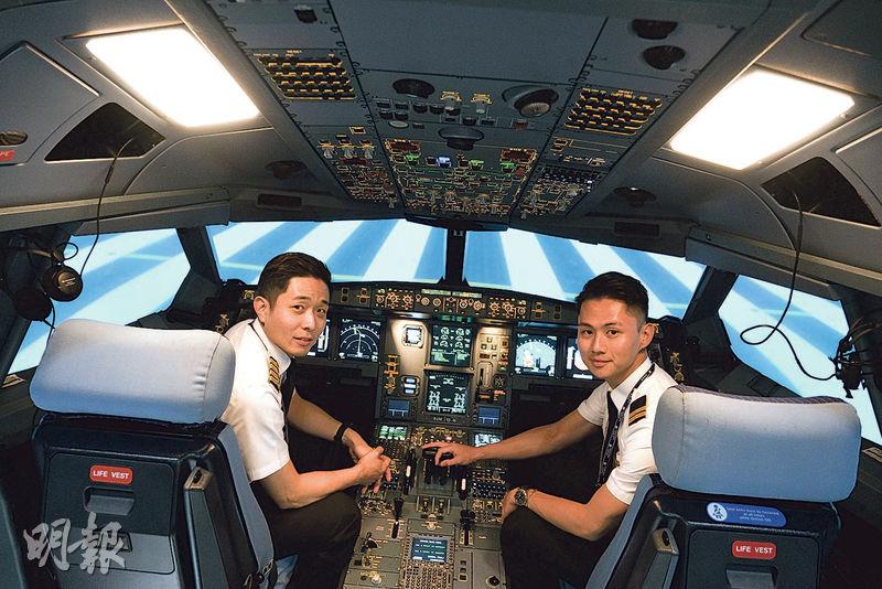 香港國際航空學院的見習機師培訓課程會使用模擬飛行器訓練學員，院方稱圖中的「全動式模擬駕駛艙」屬於香港航空公司，負責協辦多機組成員協作課程。圖中機師正示範飛行器運作方式。（鄧家烜攝）