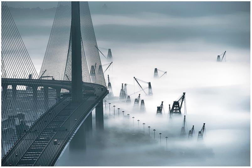 資深風景攝影師田進福憑着昂船洲大橋及葵涌貨櫃碼頭的海霧美景，入圍《國家地理雜誌》2017年度旅遊攝影師大賽。（EastPro提供）