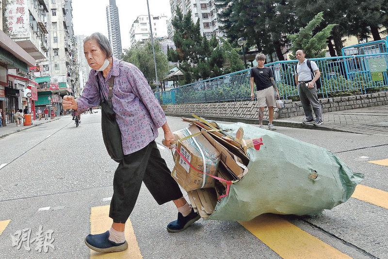 樂施會稱今年首季非經濟活躍貧窮人口大幅上升至逾110萬人，當中近半為年滿65歲的貧窮長者，較2019年急增31.5%。（李紹昌攝）