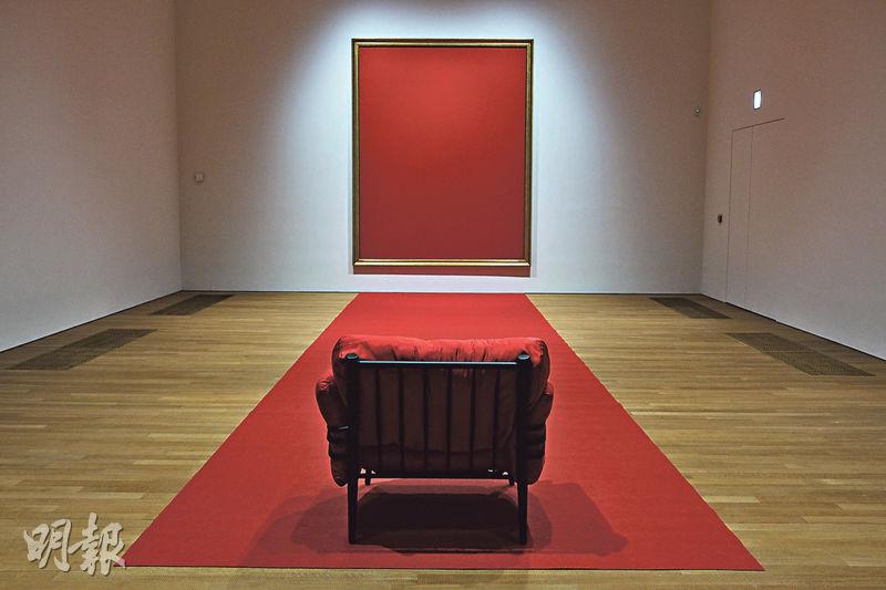 《2021年11月12日》是北京藝術家顧德新的作品，觀眾9月22至24日可坐上充滿豬板油的沙發椅墊，想像這團脂肪逐漸腐爛變質的質感。（鄧家烜攝）