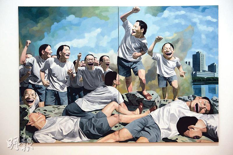 《自由引導人民前進》，岳敏君 （1995）。重新演繹19世紀以法國七月革命為題材的名畫《自由引導人民》，戰士被描繪成穿上白色T裇、長得一模一樣的「笑臉人」。（鄧家烜攝）