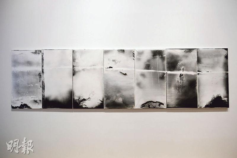 《不明系列1》，邵文歡（2009）。7個獨立的畫面拼合成煙幕繚繞的江河畫面，藝術家對照片塗抹、擦刮和蝕化等，令景致曾添幾分不確定。（鄧家烜攝）