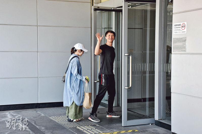 周永恆（右）在太太陳薇（左）陪同下步入法院，表示抱平常心面對，還笑跟在場傳媒揮手道別。（攝影：鍾偉茵）