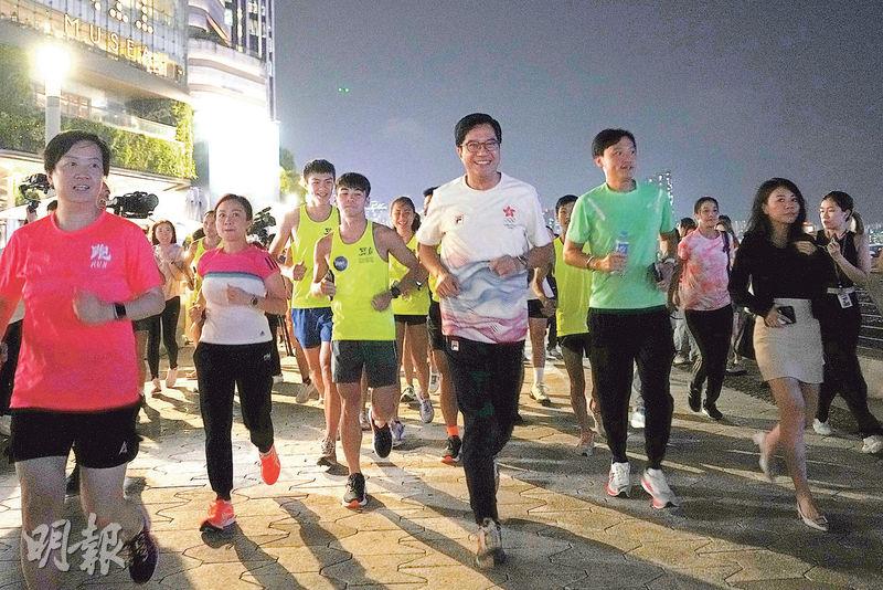 維港星光跑昨晚於K11 MUSEA外起跑，副財政司長黃偉綸（前右二）等參與。（賴俊傑攝）