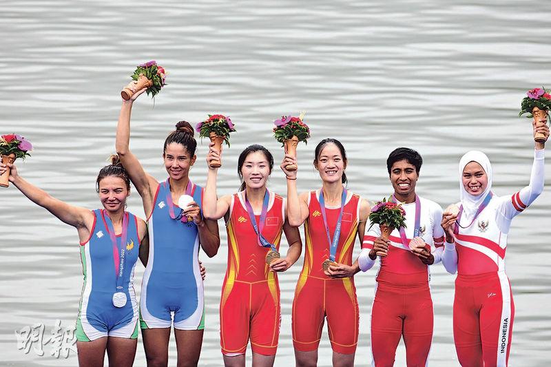 鄒佳琪（左三）及邱秀萍（右三）於賽艇女子輕量級雙人雙槳，為國家隊奪得今屆杭州亞運的首面金牌。（曾憲宗攝）