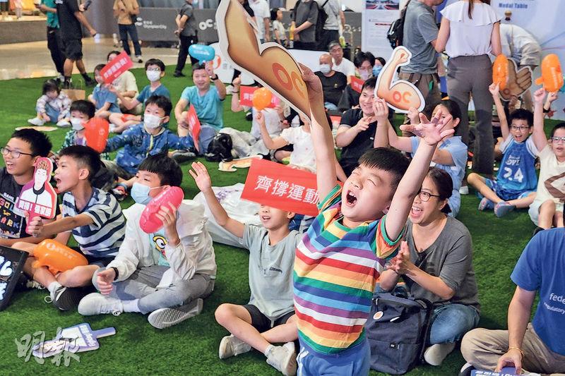 香港劍擊手張家朗昨奪冠一刻，大角嘴奧海城有逾百人觀眾立即歡呼叫好（圖），氣氛熾熱，惟不少觀眾看畢後便離開。（鄧家烜攝）