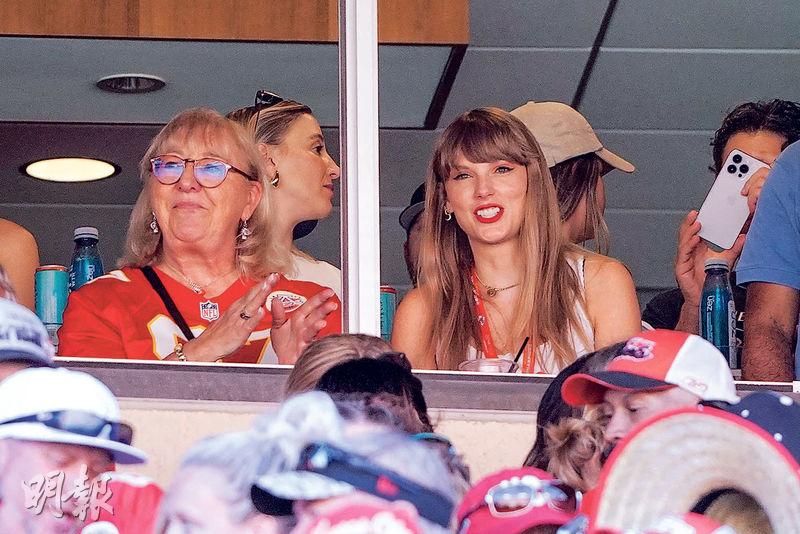 Taylor Swift（右）與緋聞男友Travis Kelce的母親Donna（左）在包廂並排而坐。（USA TODAY Sports）