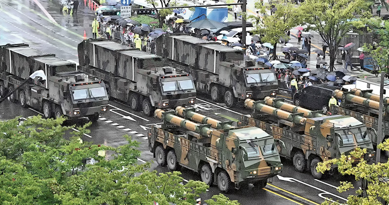韓國昨天在首爾市中心舉行建軍節閱兵，其間展示「大規模打擊報復作戰計劃」（KMPR）核心武器「玄武」地對地導彈。（法新社）