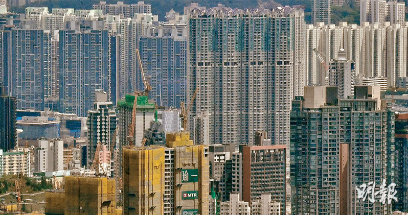 圖為九龍區一帶私人住宅大廈。據差估署數據，本港私宅售價指數連續4個月下跌，上月各類單位的樓價指數皆全線向下。（劉焌陶攝）