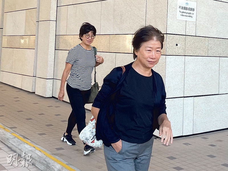鄧燕梨（右）昨在其胞姊、李卓人的妻子鄧燕娥（左）陪同下離開法院。（陳家怡攝）