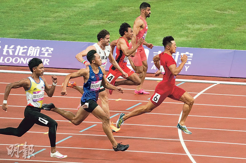 謝震業（右一）在男子100米決賽跑出9.97秒，以平個人最佳時間的成績奪金。（中新社）