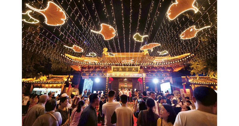 中秋節（9月29日）當晚，江蘇南京夫子廟遊人如鯽，人們觀燈、賞月，非常熱鬧。國家文旅部預計今年中秋國慶假期，全國國內出遊達8.96億人次、按年增86%。（法新社）