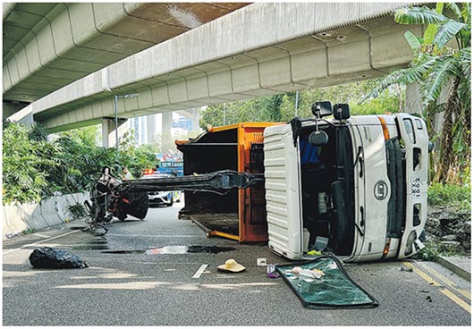 吊臂撞橋 貨車翻側 20231004 港聞 每日明報 明報新聞網 1387