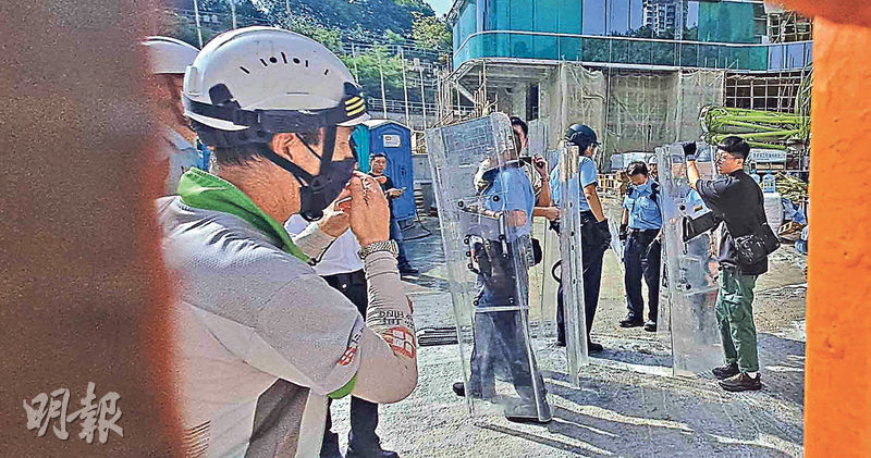 警方接報到場，持盾牌戒備。（林智傑攝）