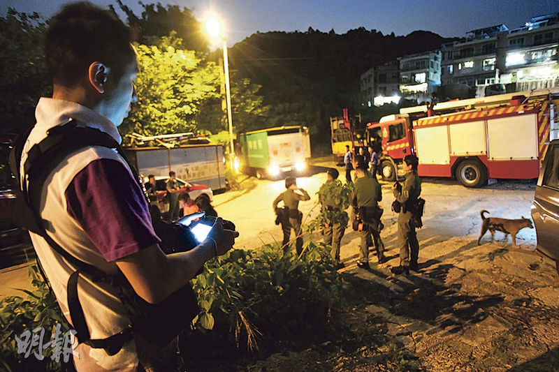 警方在花心坑一帶搜索，有警員使用無人機協助。（樊銳昌攝）