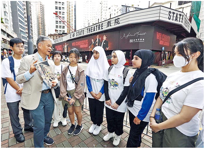 港燈董事總經理鄭祖瀛（淺色西裝者）化身嘉賓導賞員，與參加「光影城東」導賞團嘅同學重溫昔日港燈喺北角發電廠嘅趣事。（港燈提供）