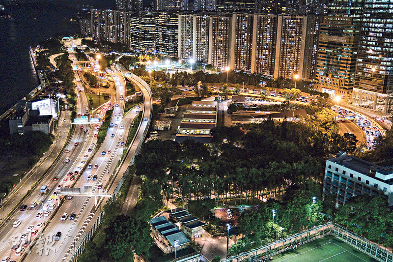 昨傍晚東隧港島入口，車龍龍尾近北角政府合署。運輸署指，三隧分流首階段收費方案實施前後，東隧繁忙時段車流大致維持不變。（鄧家烜攝）