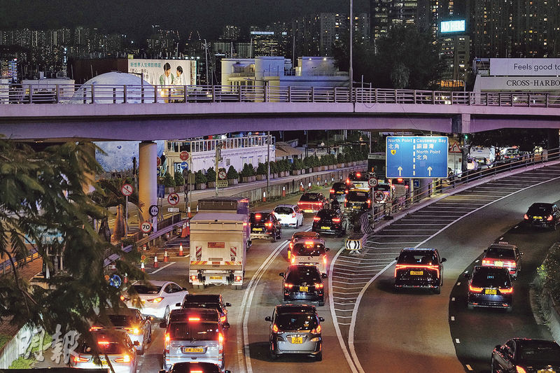 圖為昨傍晚紅隧港島入口，車龍龍尾為灣仔入境事務大樓。運輸署預計，次階段方案實施後有望可將過海車龍縮短。（賴俊傑攝）