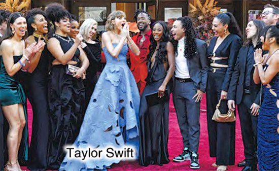 Taylor Swift跟巡迴演唱會的樂隊及舞蹈員一起踏上紅地氈。（法新社）