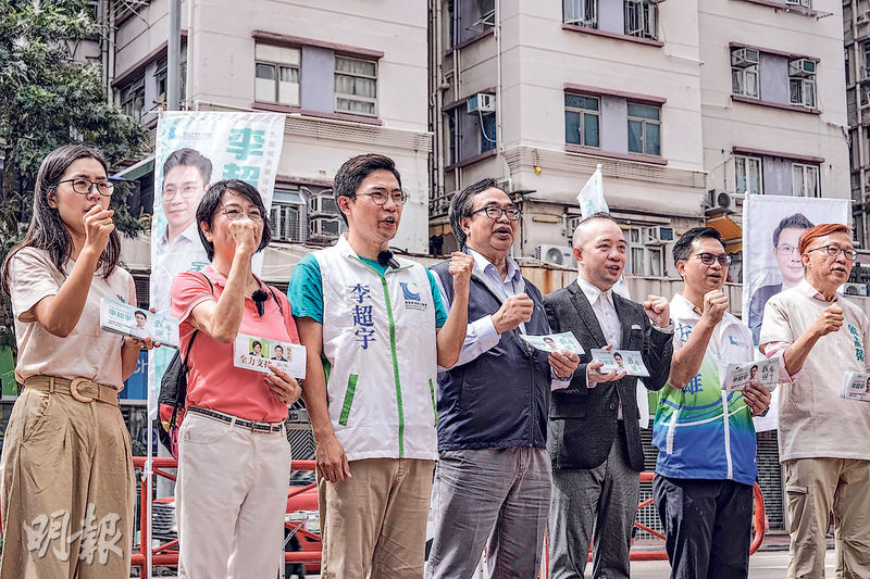 經民聯九龍中支部副主席李超宇（左三）昨日宣布參選九龍城南選區，獲多名黨內立法會議員及地區人士站台，包括黨主席盧偉國（左四）、 立法會議員梁美芬（左二）及陸瀚民（右三）。（馮凱鍵攝）