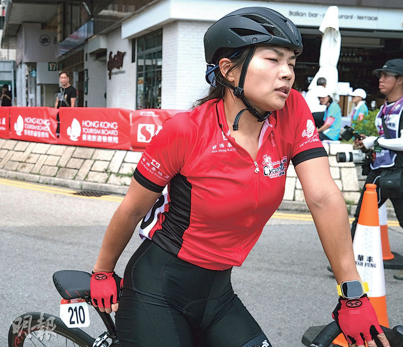 香港單車節前日舉行，李慧詩都有參加比賽，其中喺女子繞圈賽，佢話原先目標係前八，但最後因為上坡時錯判而引起肌肉反應，最終終點前無勁衝，對自己表現有啲唔滿意。（鄧家烜攝）