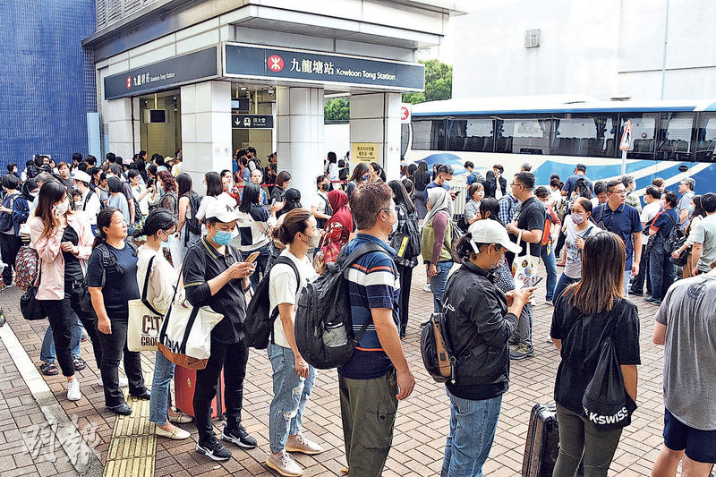 受事件影響，九龍塘站列車服務暫停，港鐵安排接駁巴士往來受影響車站，輪候市民「打蛇餅」。（孫華中攝）