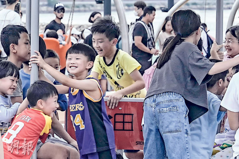 昨日一群兒童在茶果嶺海濱公園嬉戲。現時本港兒童相關數據散落不同政府部門，難全面掌握他們的成長情况。上屆政府研究成立中央兒童數據資料庫，2019年第四季委聘顧問公司研究，延至今年8月完成，多名兒童事務委員會委員冀政府盡快成立該資料庫。（馮凱鍵攝）