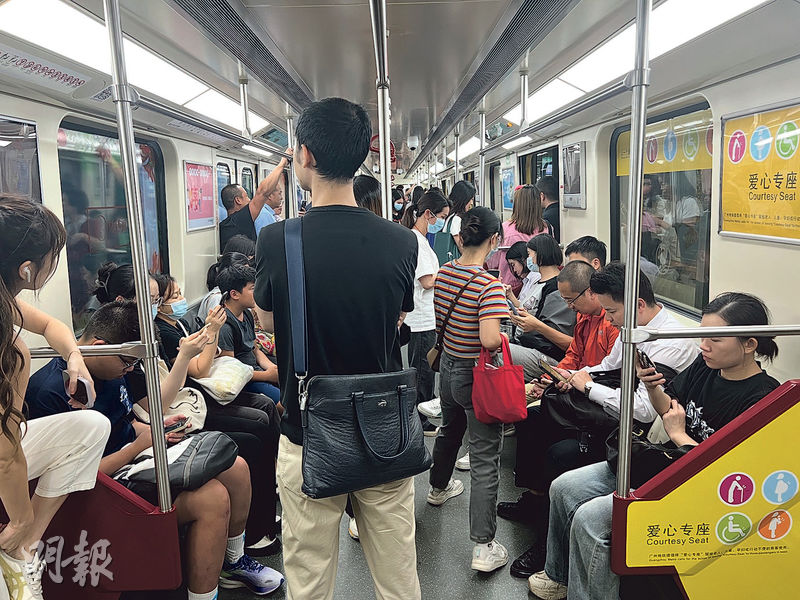 深圳近日逐步取消女性車廂，廣州雖保留但形同虛設，在實施時段車廂內仍坐了不少男乘客。（司徒聰穎攝）