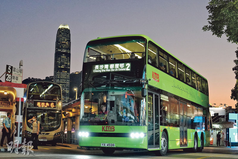 上周公布的施政報告提出明年上半年內制訂全港公共巴士和的士的綠色轉型路線圖和時間表，達至2050年車輛零碳排放，亦會提供配套支持，實現在2027年底前投入約700輛電動巴士的目標。圖為九巴2號線電動巴士。(黃志東攝)