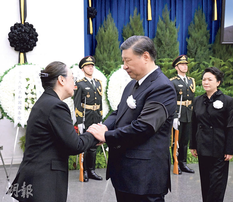 習近平（前右）與李克強遺孀程虹握手表達慰問，右後方是習近平夫人彭麗媛。（新華社）