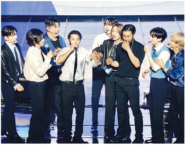 Super Junior前日在首爾舉行粉絲見面會，既唱歌又玩遊戲，與粉絲打成一片。