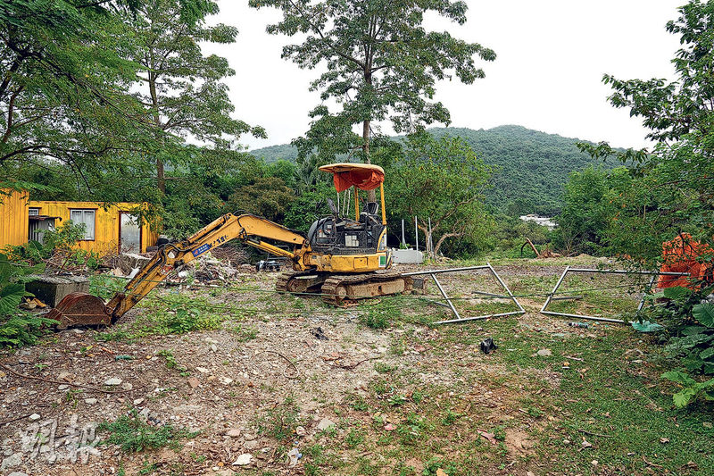 守護大嶼聯盟指出，嶼南道旁一幅私人地今年9月被傾倒泥頭。本報記者上周三（8日）到場發現，傾倒泥頭高逾兩米，面積約600平方米，地上擺放貨櫃及小型挖泥車。（鍾林枝攝）