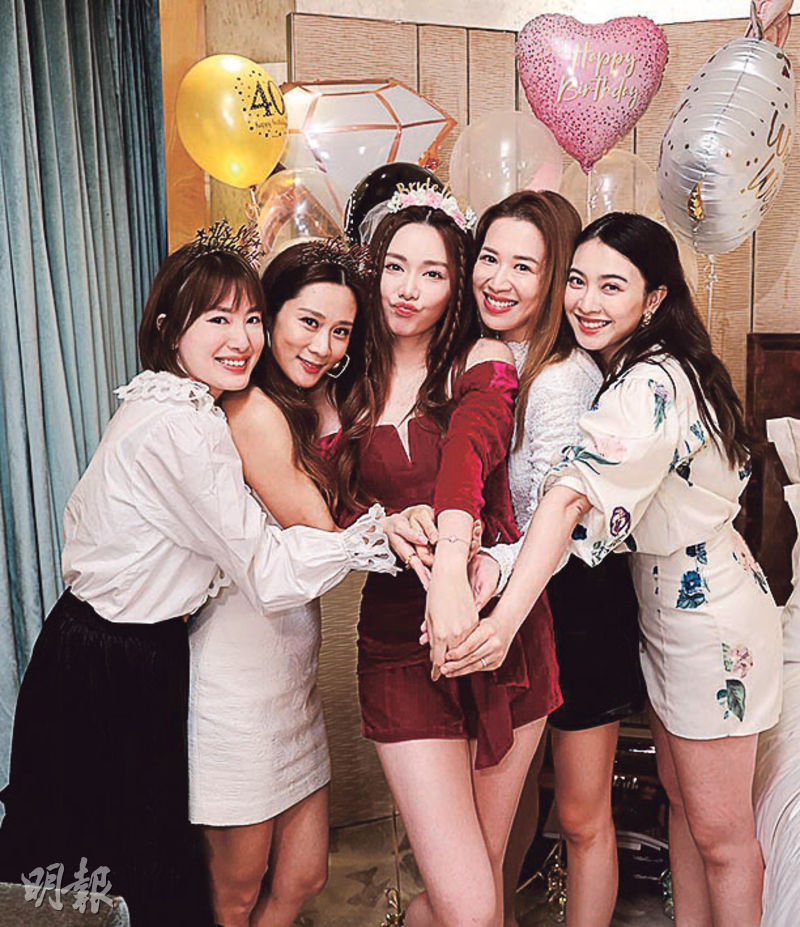 下月出嫁的湯洛雯（中）舉行婚前派對，「2LINE黨」好姊妹蔣家旻（左一）、張嘉兒（左二）、岑杏賢（右二）及朱千雪（右一）齊出席。