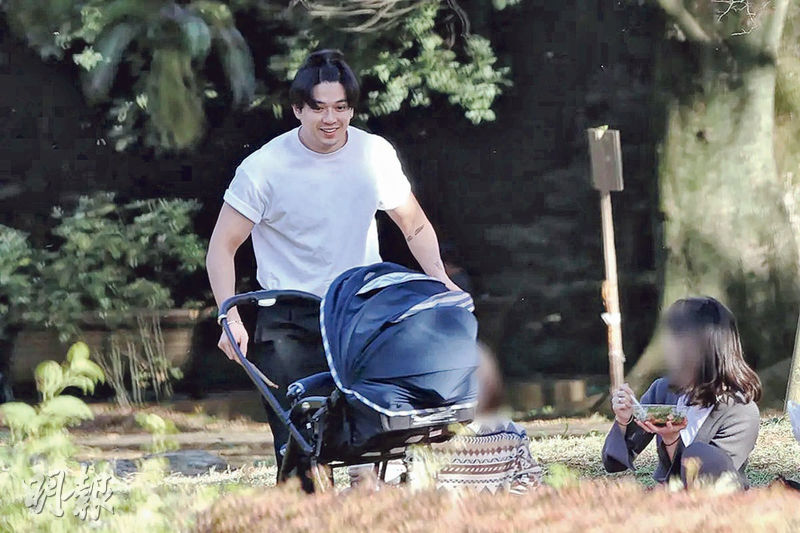 新田真劍佑推着嬰兒車到公園散步，享受親子時光。
