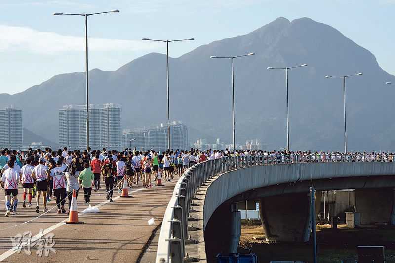 今次是港珠澳大橋2018年通車後首次舉辦馬拉松比賽，賽事起點為港珠澳大橋香港口岸，途經觀景山隧道，到大橋香港連結路後原路折返起點。（朱安妮攝）