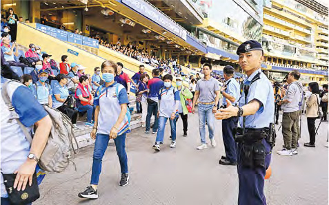 警務處港島總區噚日同消防處、醫管局等，喺跑馬地馬場舉行代號「碎針」嘅跨部門重大事故演習，模擬喺賽馬日投注大堂發生火警，安排市民疏散同為傷者急救。（政府新聞處）