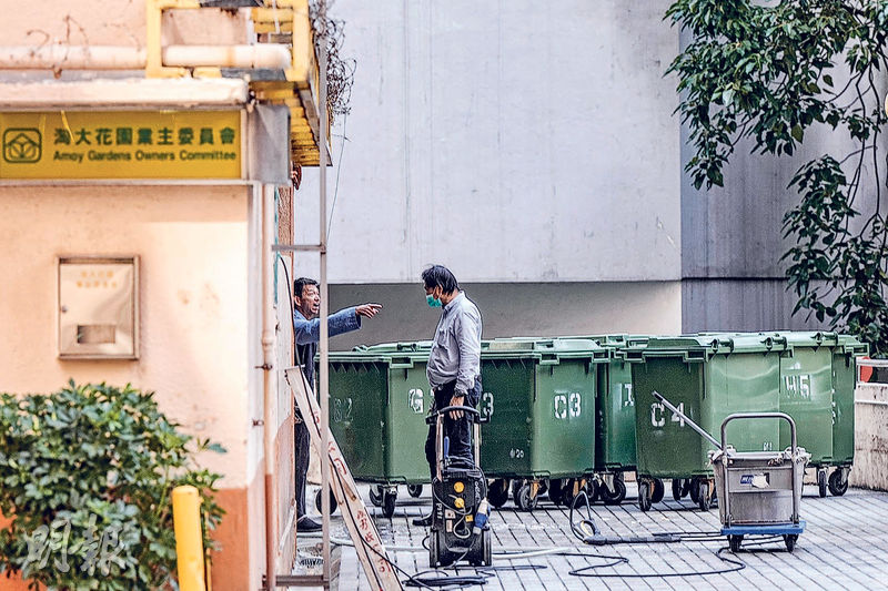 圖為淘大花園清潔工在場工作。淘大花園業委會（第二期）主席葉興國表示，明年4月起有住戶違法棄置垃圾會先勸喻，如冥頑不靈會根據政府指引通知政府部門巡查。（馮凱鍵攝）